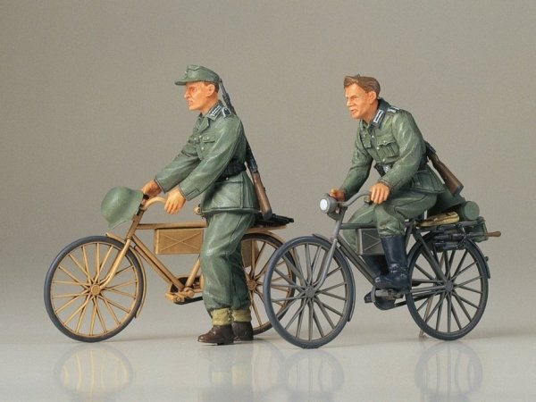 Tamiya 35240 German Soldiers with Bicycles 1/35