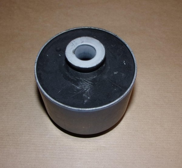 Original  Douille de poutre arrière Renault Trafic II , 8200431675