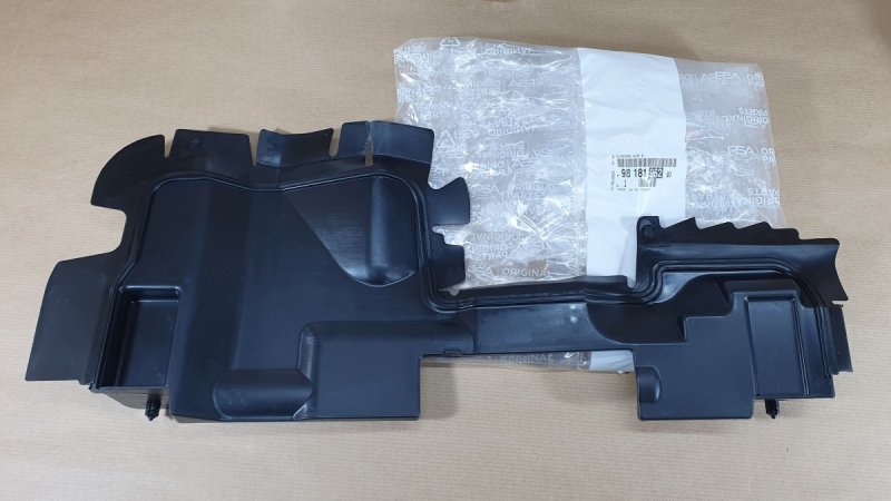 Pièce d’origine  Conduit d'air pour Peugeot 308 II gauche, 9818196280