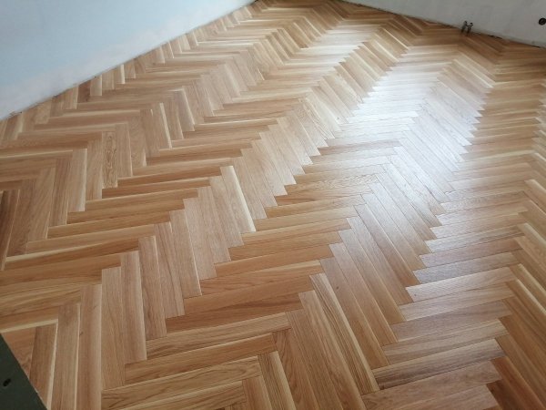 Parkiet dąb warstwowy lakierowany/olejowany fazowany kl.Standart 11x70x490mm + materiały + robocizna