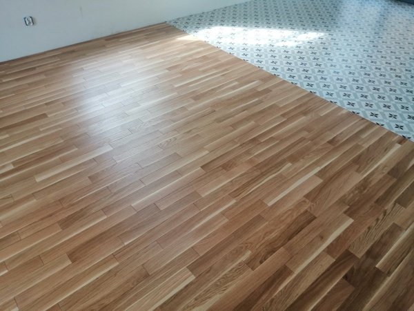 Parkiet dąb warstwowy lakierowany/olejowany fazowany kl.Standart 11x70x490mm + materiały + robocizna
