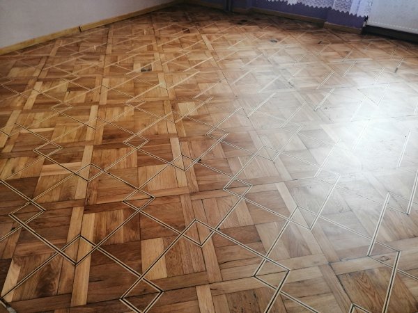 Cyklinowanie starego zniszczonego parkietu