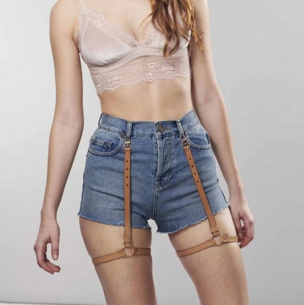 Bijoux Indiscrets MAZE Shorts Garters - skóropodobne podwiązki (brązowy)