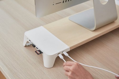POUT Eyes8 – Podstawka pod monitor w kolorze białym z funkcją szybkiego i bezprzewodowego ładowania. Wielofunkcyjne rozwiązanie 