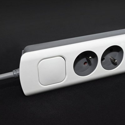 QOLTEC LISTWA ZASILAJĄCA ANTYPRZEPIĘCIOWA | 6 GNIAZD | 2 X USB | 1.8M | BIAŁO-SZARA