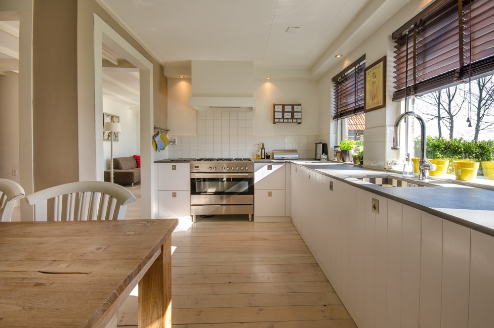 Efektywne oświetlenie w kuchni: porady do funkcjonalnych i stylowych przestrzeni