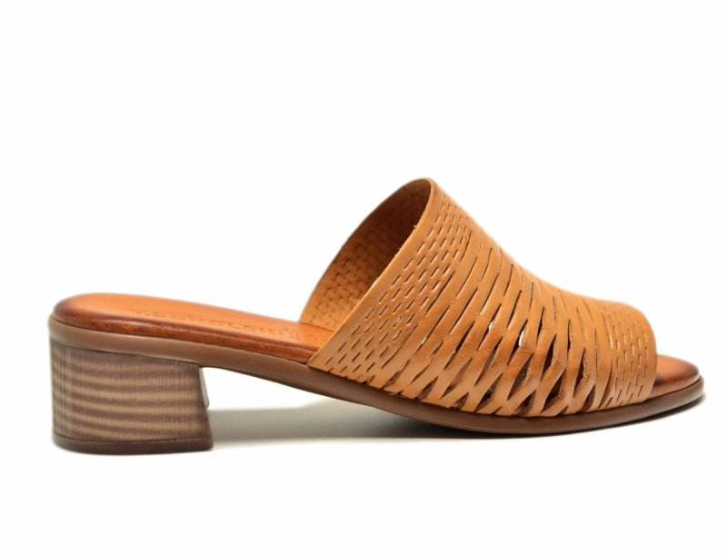 Klapki 40 Sokolski skóra 708 camel skórzane na obcasie