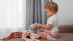 „Mamo, to gryzie!” – nadwrażliwość sensoryczna u dzieci. Kiedy zwykła metka staje się wielkim problemem?