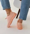 Różowe materiałowe sneakersy Mairago