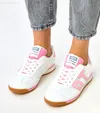Białe sneakersy sportowe z różowymi elementami Ainslie