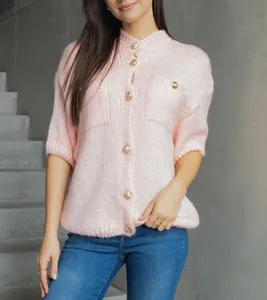 Sweter damski różowy z krótkim rękawem ozdobne guziki Shela