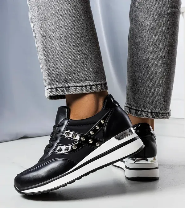 Czarne sneakersy na pogrubionej podeszwie Mely