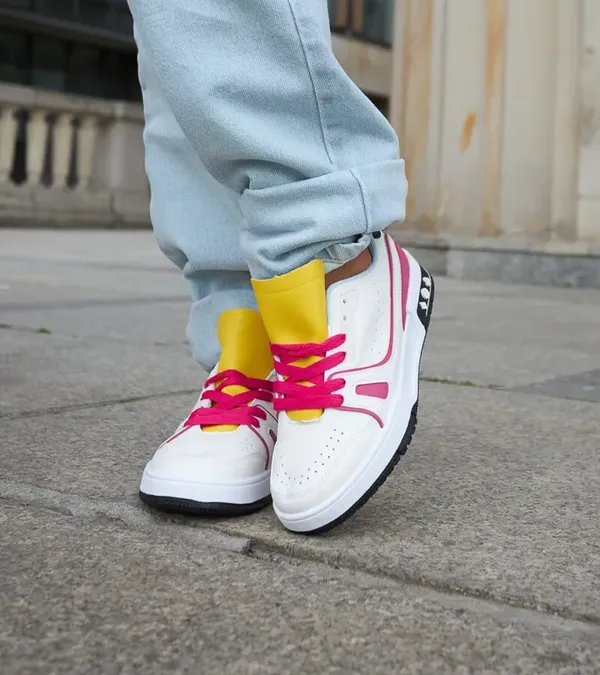 Biało-różowe sneakersy z żółtym językiem Archie