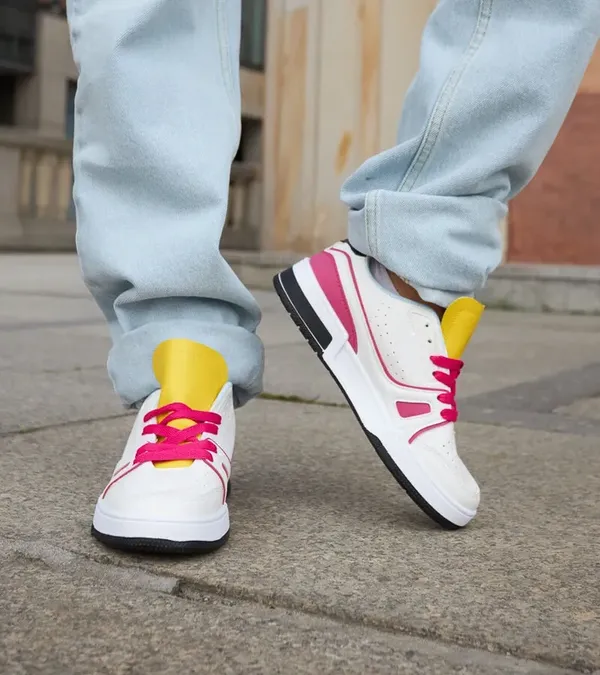 Biało-różowe sneakersy z żółtym językiem Archie