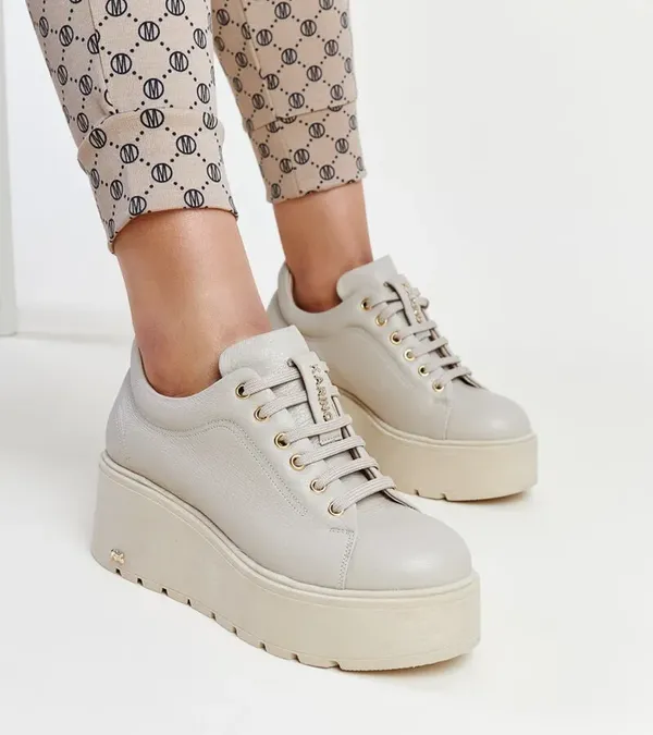 Beżowe skórzane sneakersy na koturnie Karino