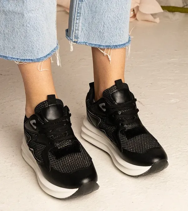 Czarne sneakersy z holograficznym elementem Elaiza