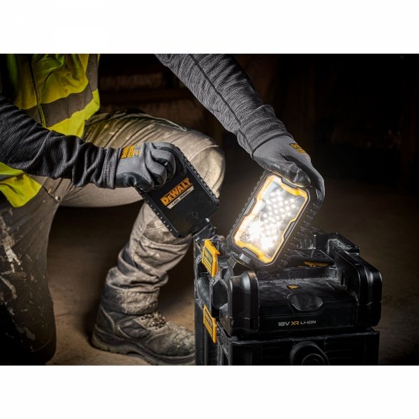 Skrzynia TOUGHSYSTEM DeWALT DWST08061-1 z lampą LED 4000lm 18V