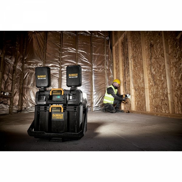 Skrzynia TOUGHSYSTEM DeWALT DWST08061-1 z lampą LED 4000lm 18V