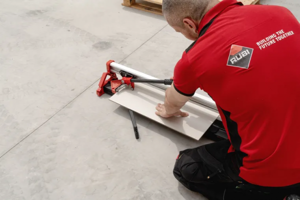 Asymetryczna jednoprowadnicowa przecinarka ręczna do płytek RUBI RWK-850
