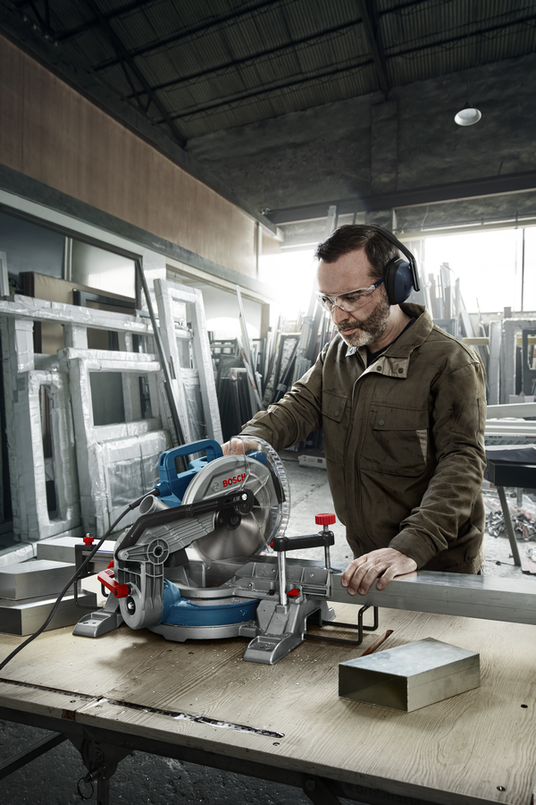 Piła ukośnica Bosch Professional GCM 216 1300W