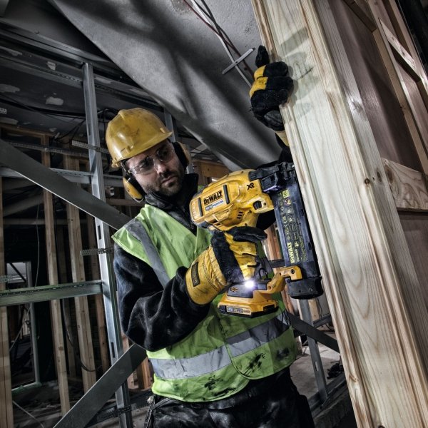 Gwoździarka do wykończeń DeWALT DCN680NT 18GA 18V 15-54mm 