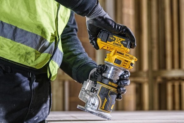 Frezarka akumulatorowa DeWALT DCW604NT 18V XR 8MM (1/4&quot;)