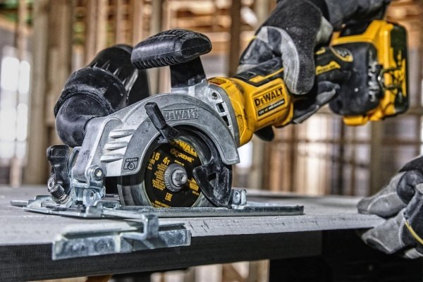 Kompaktowa pilarka tarczowa DeWALT DCS571P2 115mm 18V 2X 5,0Ah 