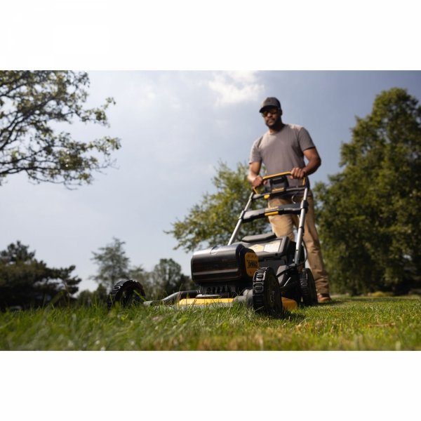 Kosiarka akumulatorowa DeWALT DCMWP134W2 2x 8Ah XR 2x18V 53cm 