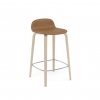 Muuto VISU BAR Hoker - Stołek Barowy 65 cm Dębowy / Siedzisko Tapicerowane Skóra Brązowa