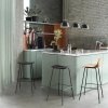 Muuto FIBER Hoker z Oparciem - Stołek Barowy 65 cm Czarny / Metalowa Rama - Siedzisko Tapicerowane Brązowa Skóra