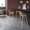 Muuto FIBER Hoker z Oparciem - Stołek Barowy 75 cm Czarny / Rama Ciemnobrązowa