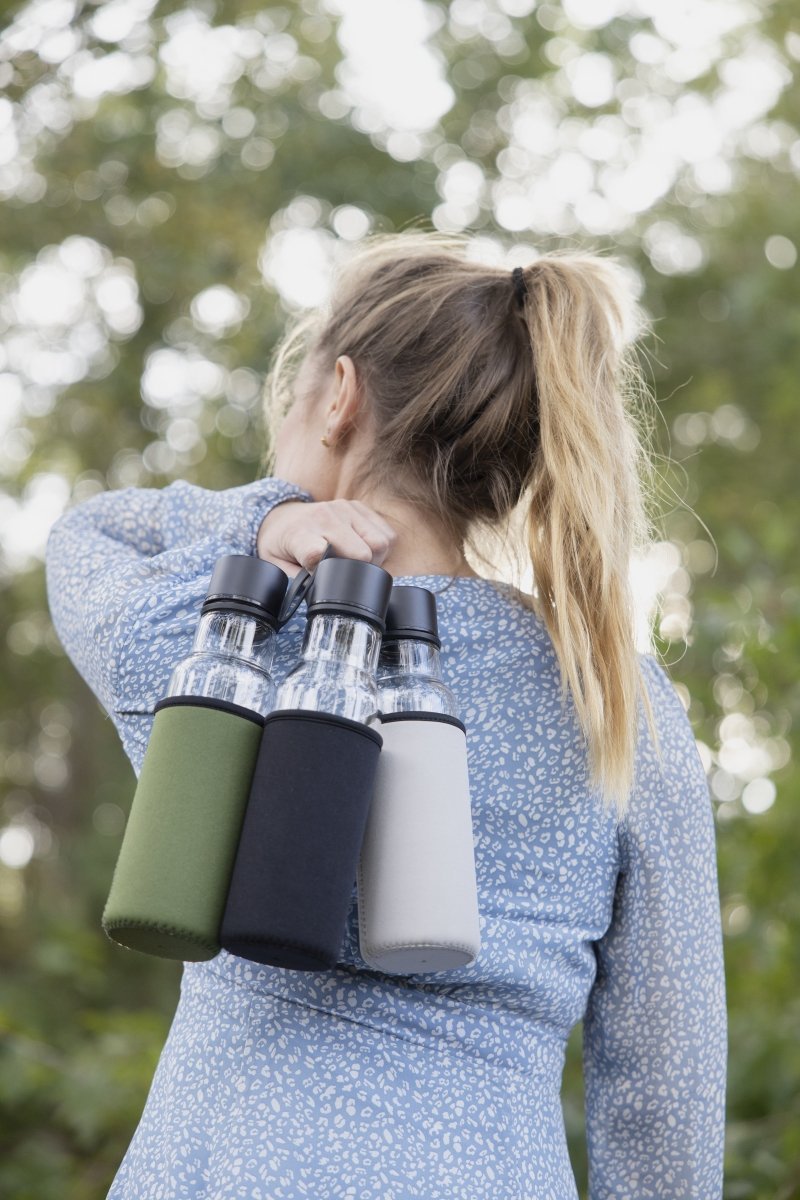 Sagaform TO GO Szklana Butelka na Wodę w Pokrowcu 600 ml Szara