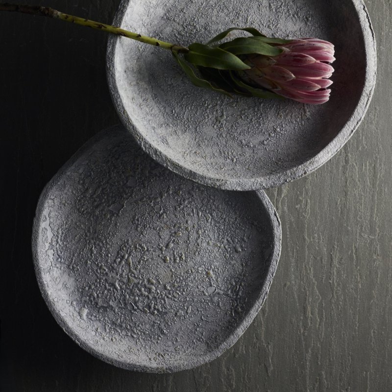 Dekoracyjna taca Luna MUUBS z surową teksturą i unikatowym wykończeniem