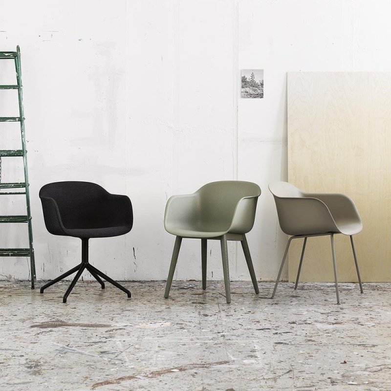 Muuto FIBER ARMCHAIR WOOD BASE Krzesło - Czarne /Drewniana Rama