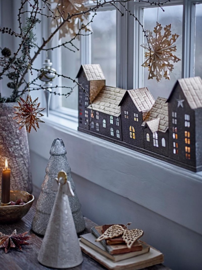 Złota dekoracja Noeli Votive Bloomingville przedstawiająca rząd domków