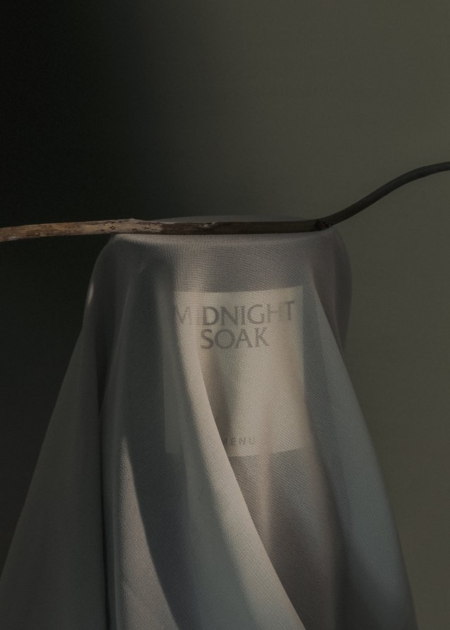 Audo Copenhagen Midnight Soak — świeca z nutami gorzkiej pomarańczy, figi i róży