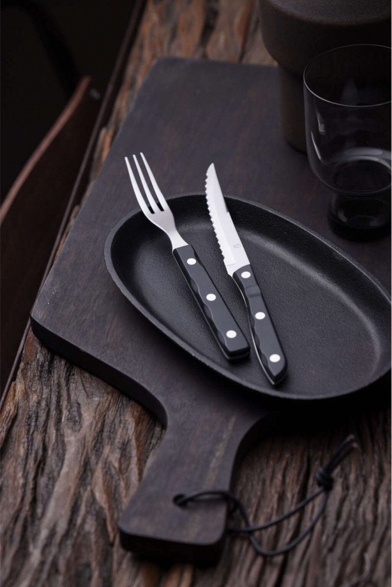 Noże i widelce do steków czarne drewniane uchwyty