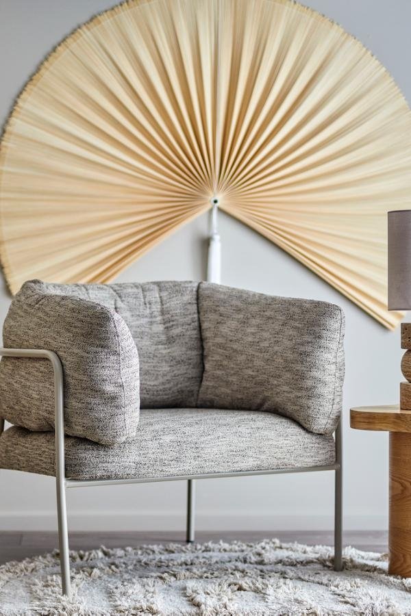 tapicerowany fotel lounge z miękkimi poduszkami