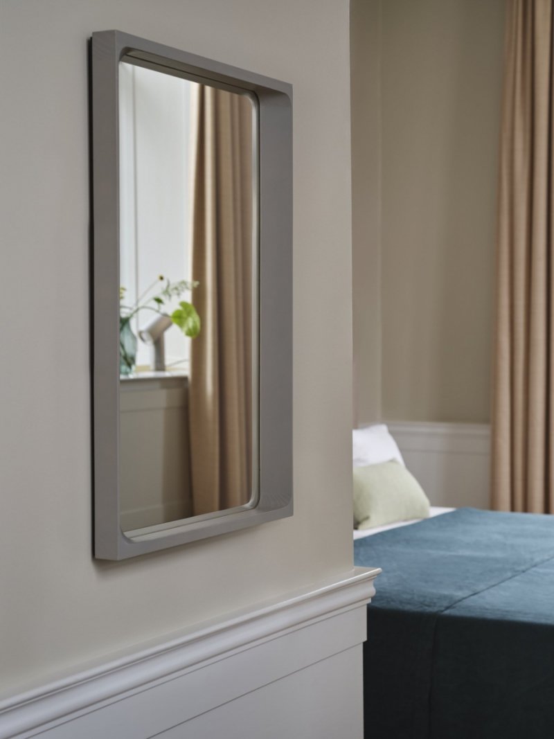 Muuto ARCED Lustro Ścienne w Drewnianej Ramie 80 cm / Jasnozielone