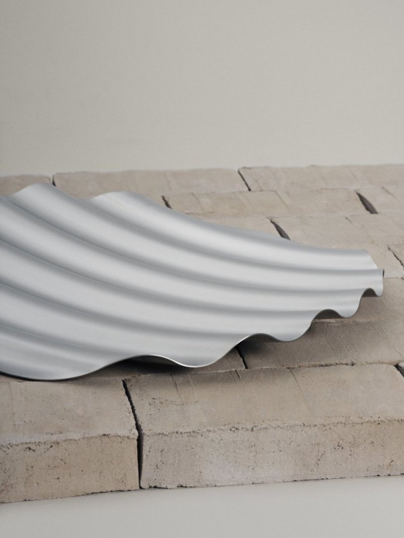 Muuto WAVE Stalowa Patera -Taca Dekoracyjna 50 cm / Srebrna