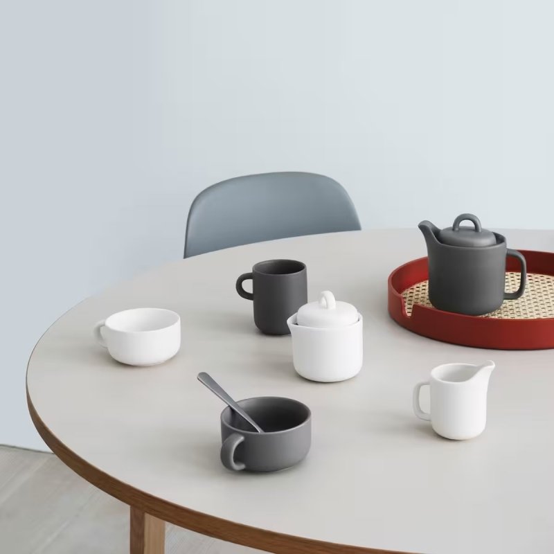 Taca z plecionką rattanową i drewnianą ramą marki Normann Copenhagen