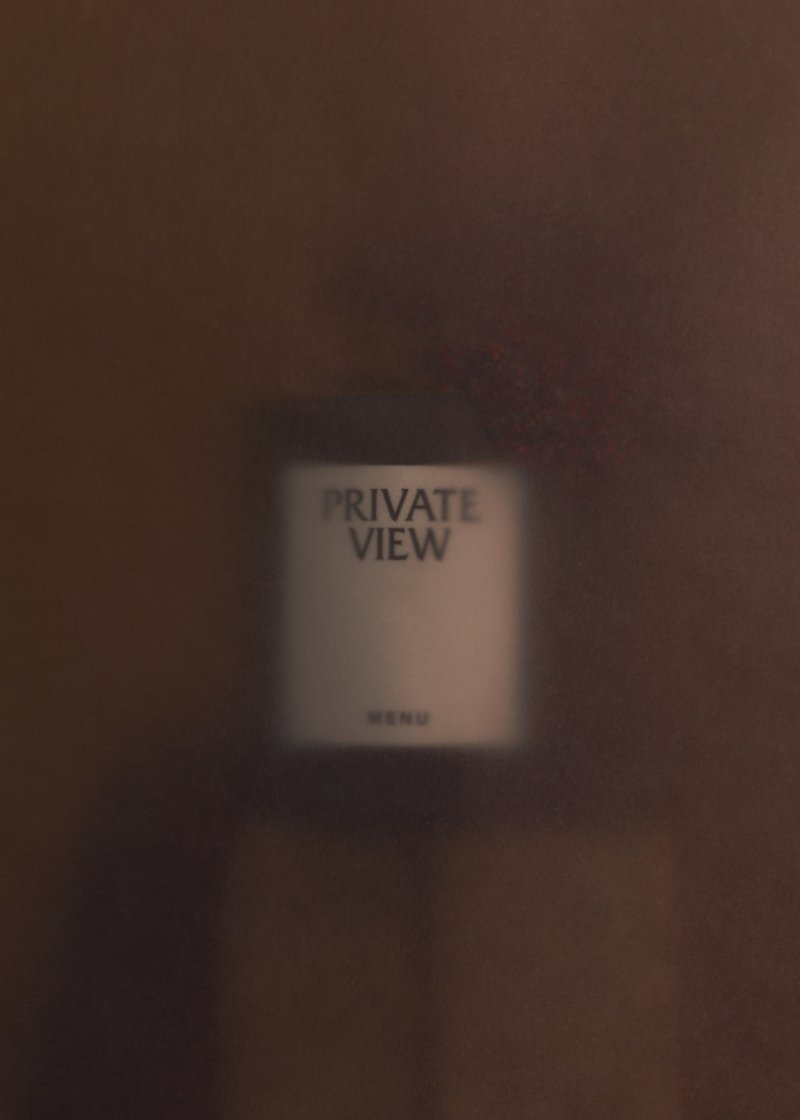 Sojowa świeca Private View o luksusowej, drzewno-skórzanej kompozycji