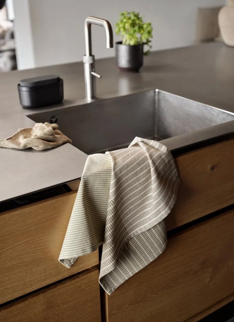 Dozownik mydła z gąbką Zone Denmark Singles przy zlewie