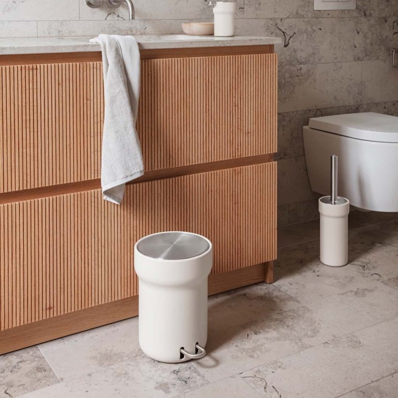 Dozownik Citadel Eva Solo obok pasującej szczotki do WC piaskowy