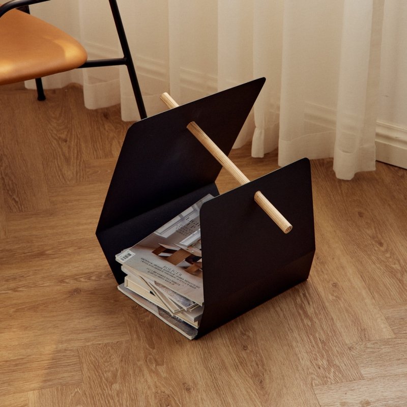 czarny gazetnik metalowy Andersen Edge