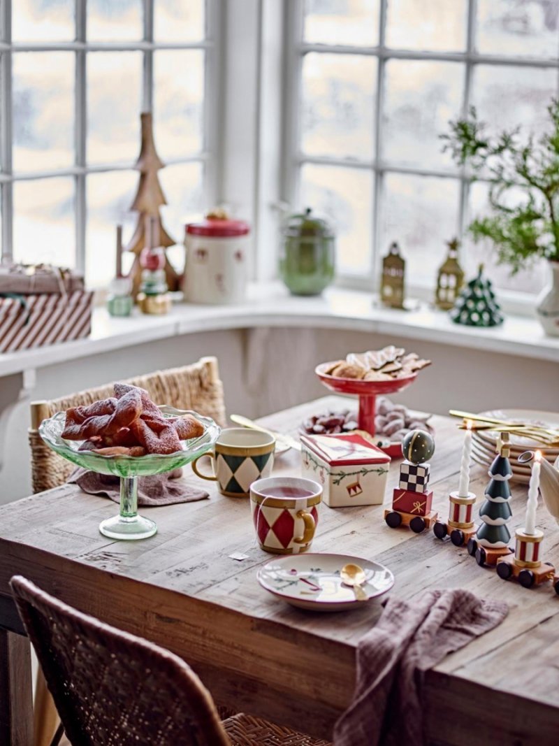 Uroczy pociąg świąteczny z Mikołajem i postaciami