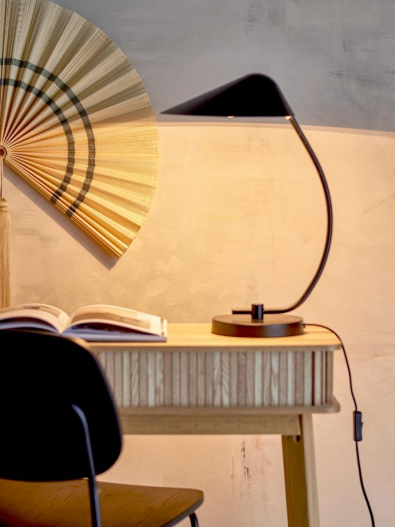 Lampa stołowa z metalu Nisella marki Bloomingville – minimalistyczna i funkcjonalna