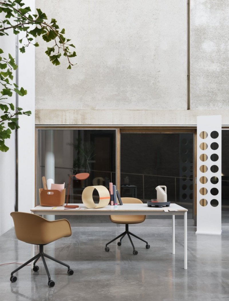 Muuto FIBER ARMCHAIR SWIVEL BASE Krzesło Obrotowe na Kółkach - Rama Aluminium Polerowane / Siedzisko Tapicerowane Czarna Skóra