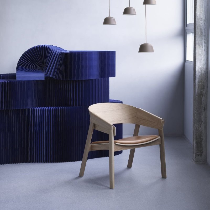 Muuto COVER LOUNGE Krzesło Drewniane - Dębowe / Tapicerowane Siedzisko z Brązowej Skóry