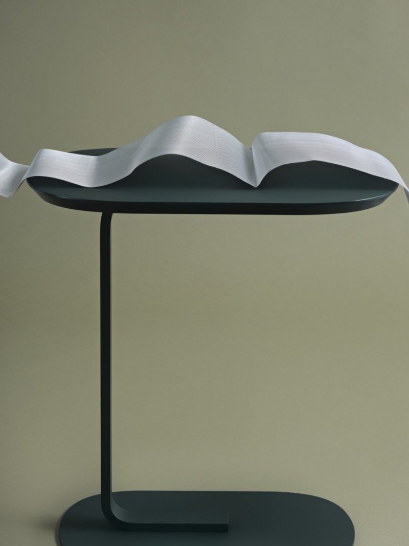 Muuto RELATE Stolik Pomocniczy - Boczny 73,5 cm Czarny / Blat Ciemny Dąb